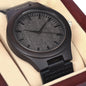 Reloj de madera con cuadro de mensaje de novio.