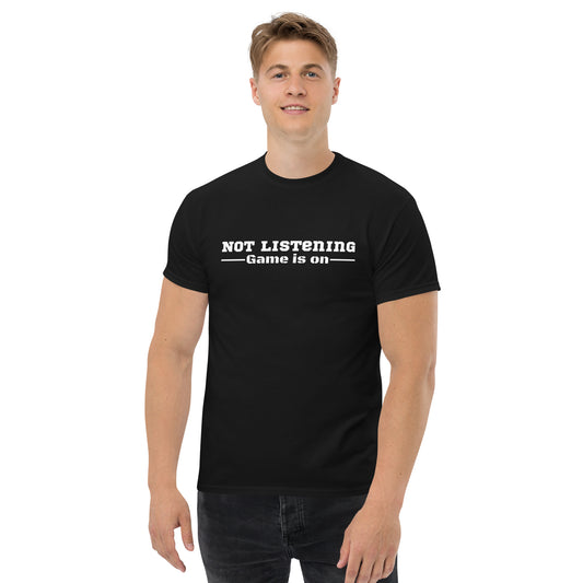 No escuchar, el juego está en la camiseta de los hombres