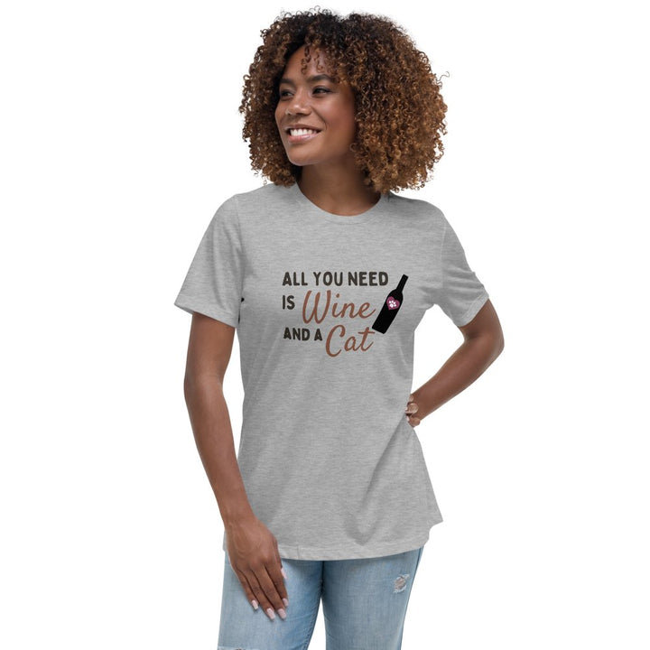 Todo lo que necesitas es vino y un gato - Camiseta de mujer