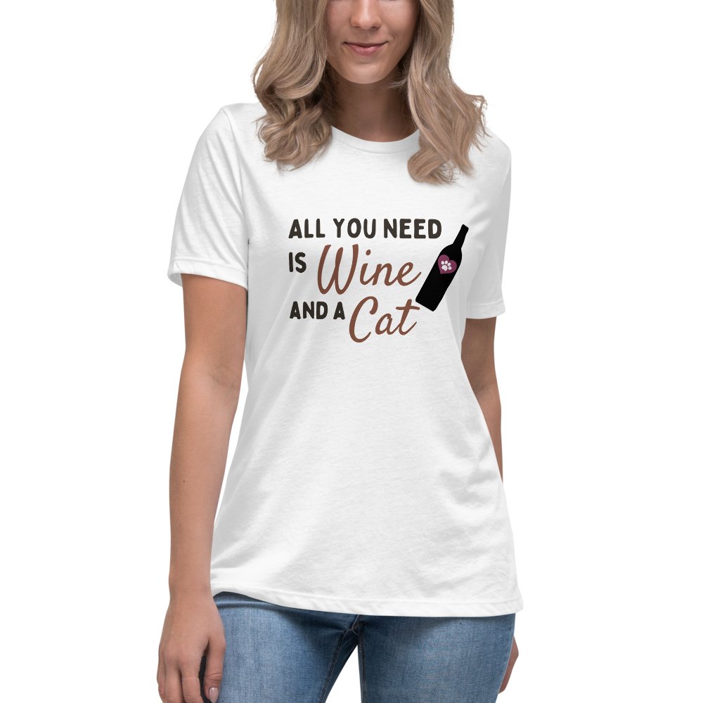Todo lo que necesitas es vino y un gato - Camiseta de mujer